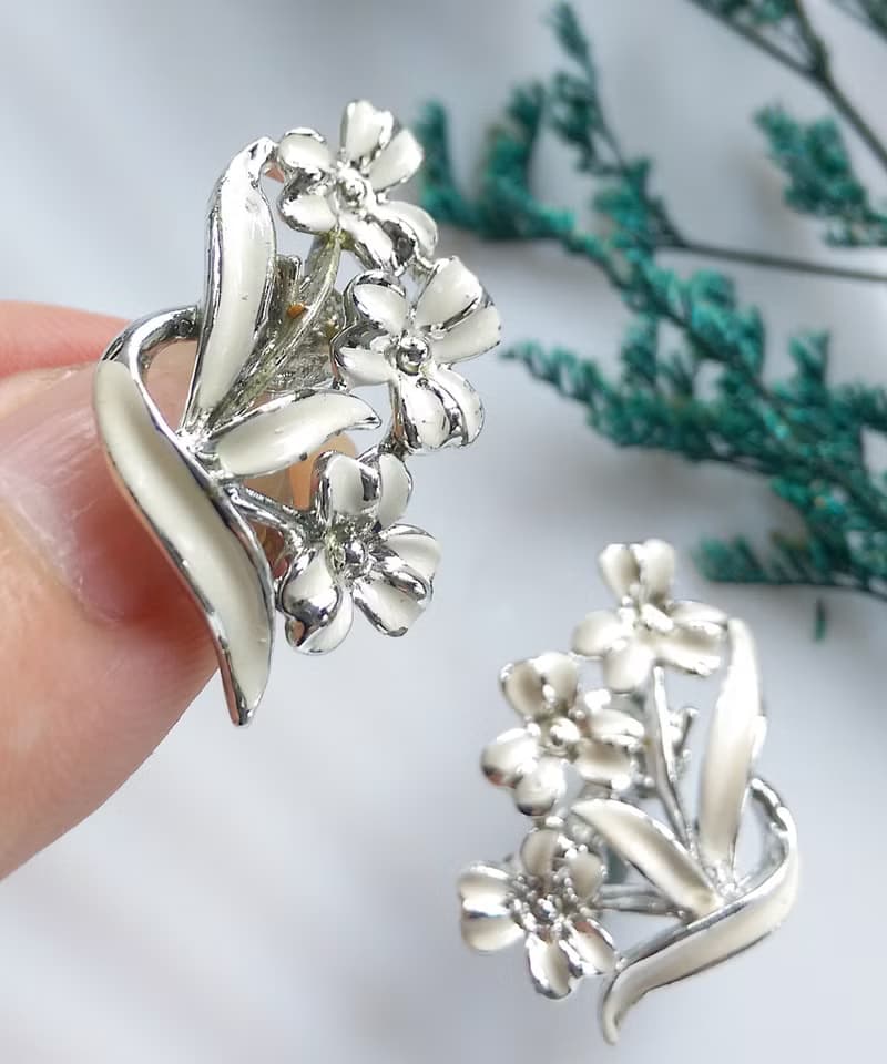 Vintage Jewelry 西洋古董飾品 對稱 白色優雅 小花朵 夾式耳環