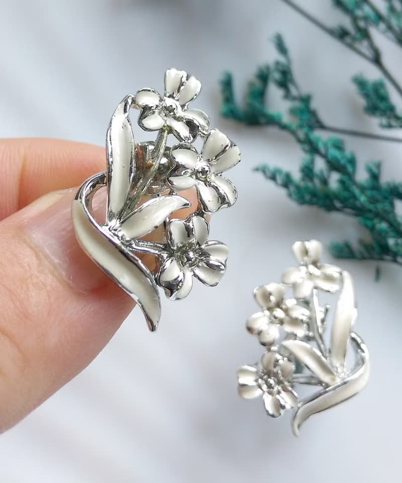 Vintage Jewelry 西洋古董飾品 對稱 白色優雅 小花朵 夾式耳環