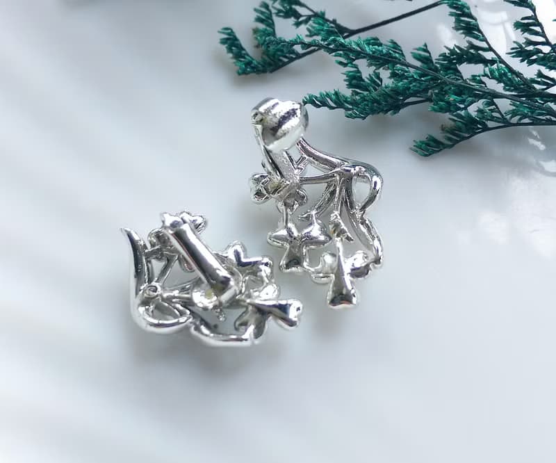 Vintage Jewelry 西洋古董飾品 對稱 白色優雅 小花朵 夾式耳環