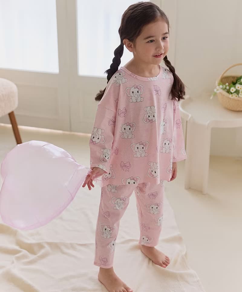 【新品】淺粉緞帶大象-【寬鬆】植纖衣長袖童裝-K62409