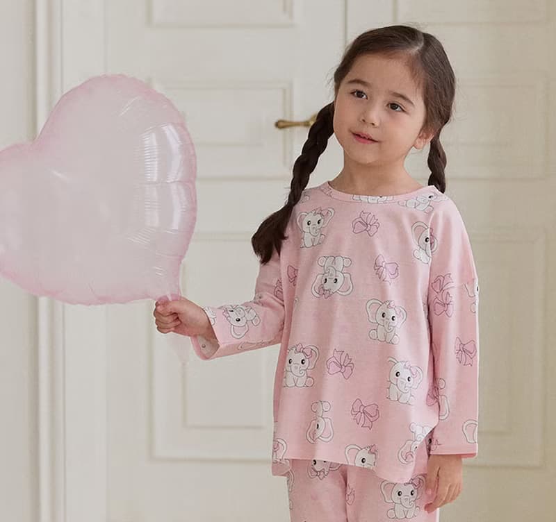 【新品】淺粉緞帶大象-【寬鬆】植纖衣長袖童裝-K62409