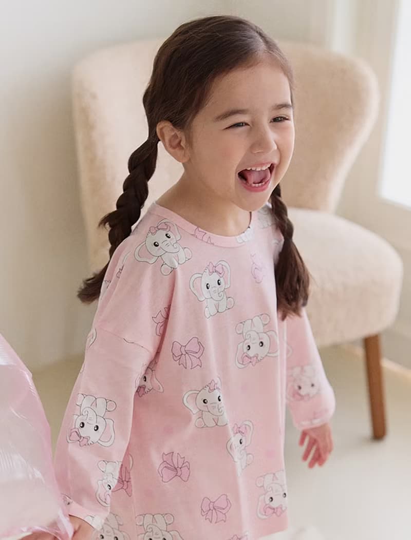 【新品】淺粉緞帶大象-【寬鬆】植纖衣長袖童裝-K62409