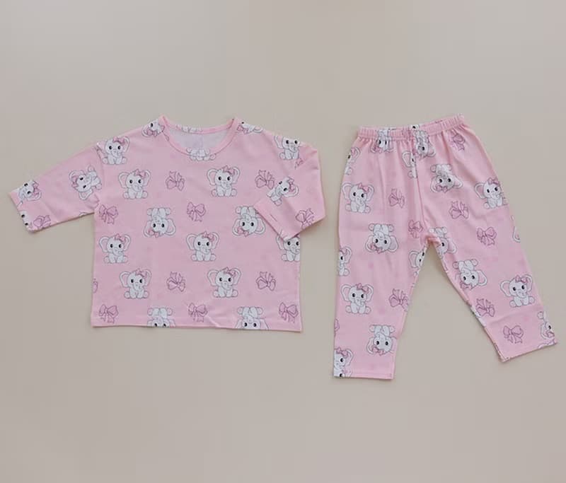 【新品】淺粉緞帶大象-【寬鬆】植纖衣長袖童裝-K62409