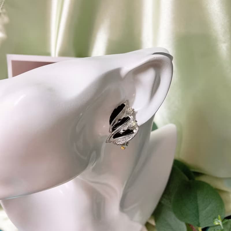 【西洋古董飾品】雅緻蝴蝶翅膀琺瑯花雕精緻 萊茵鑽耳環耳夾