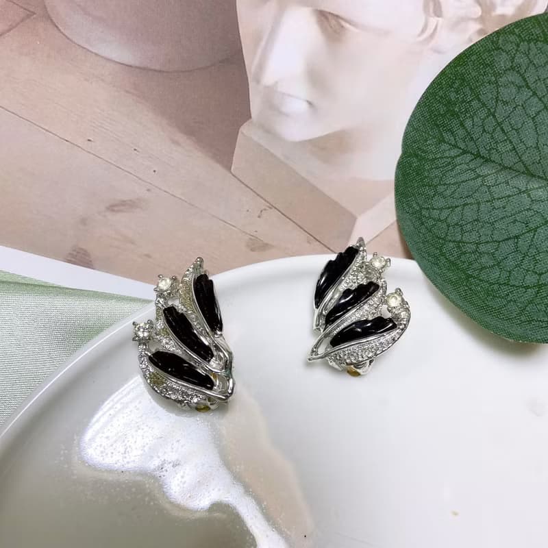 【西洋古董飾品】雅緻蝴蝶翅膀琺瑯花雕精緻 萊茵鑽耳環耳夾