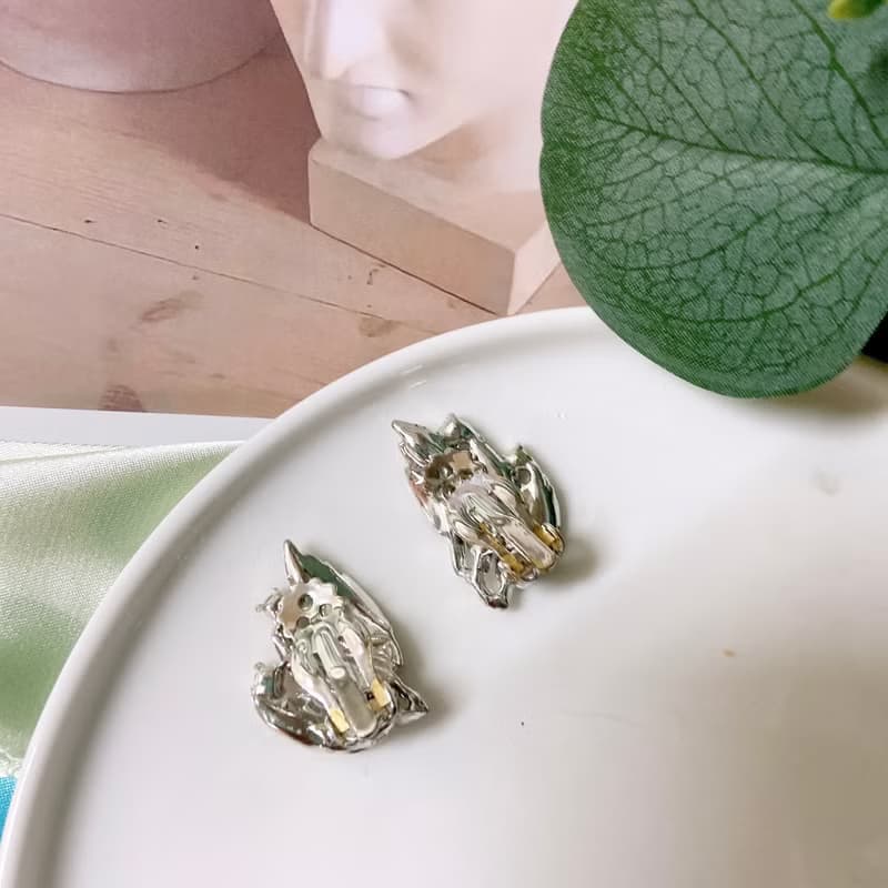 【西洋古董飾品】雅緻蝴蝶翅膀琺瑯花雕精緻 萊茵鑽耳環耳夾