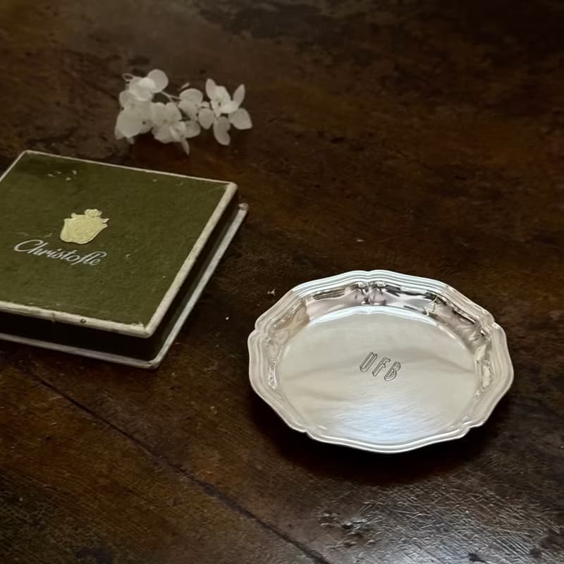 50512-珍稀法國Christofle鍍銀小盤9cm 鑄刻家徽字母含原盒