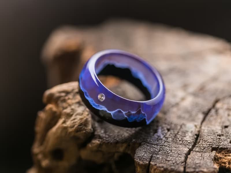 木製紫色雨環婦女在黑暗中發光手工製作的自然木材首飾