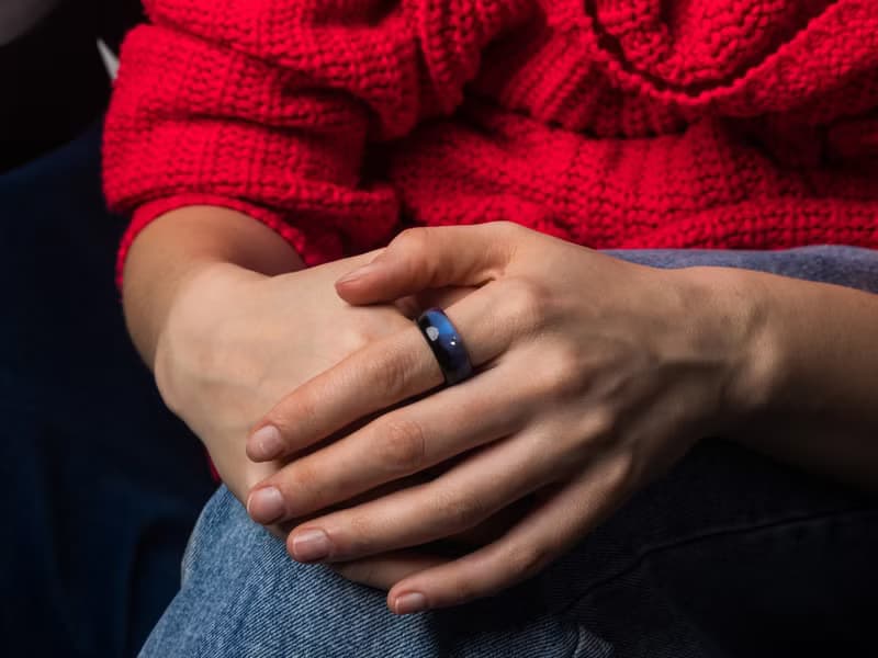 木製紫色雨環婦女在黑暗中發光手工製作的自然木材首飾