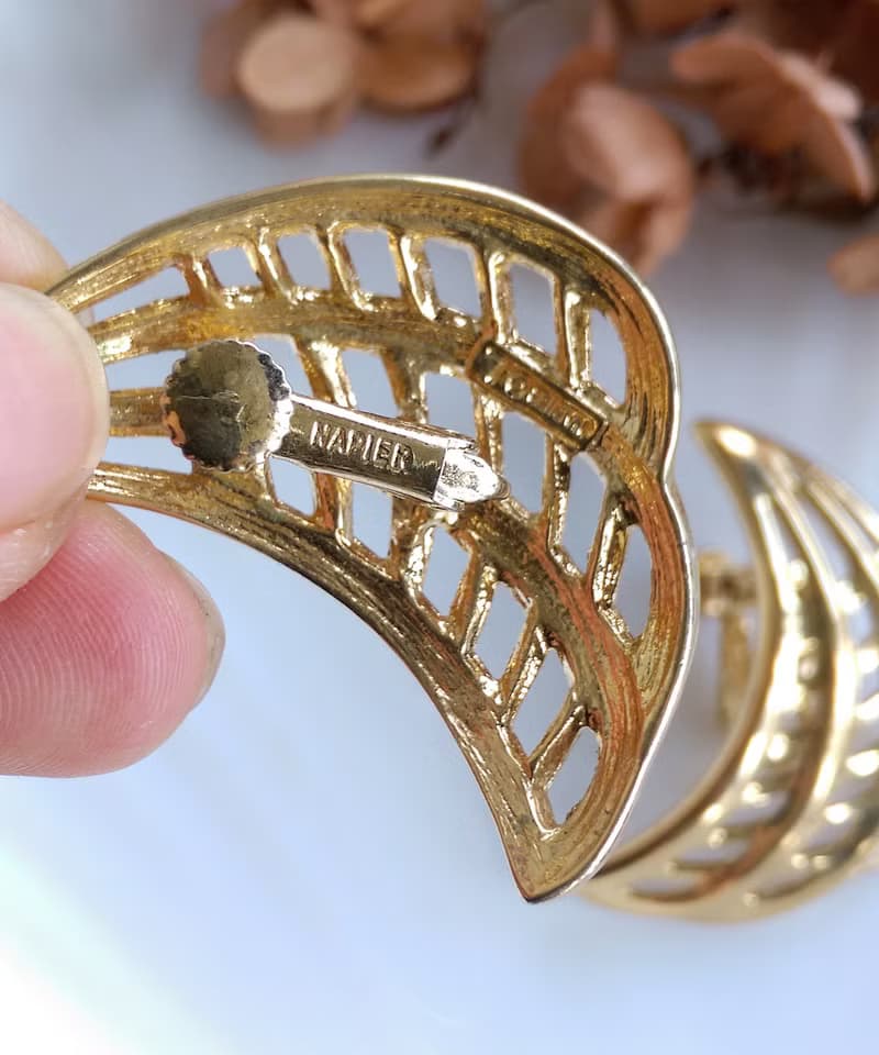 Vintage Jewelry 西洋古董飾品 Napier 簍空 月形 夾式耳環