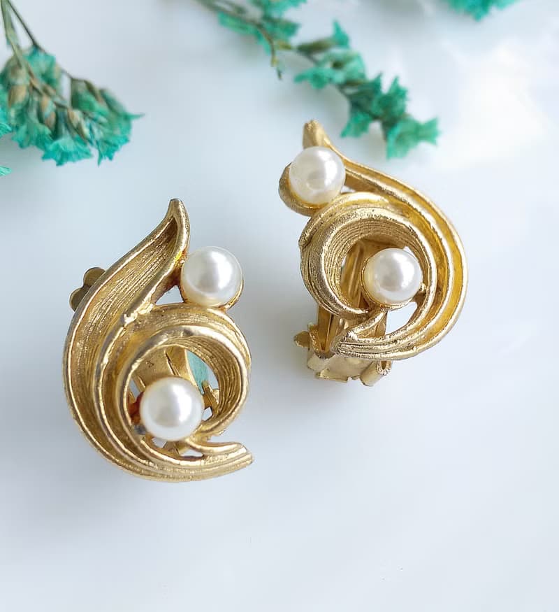 Vintage Jewelry 西洋古董飾品 LISNER 對稱 仿珠捲葉 夾式耳環