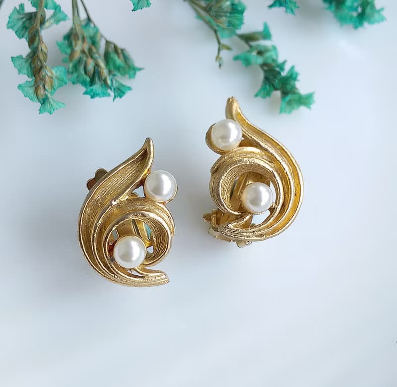 Vintage Jewelry 西洋古董飾品 LISNER 對稱 仿珠捲葉 夾式耳環
