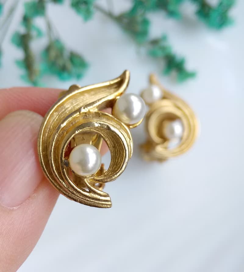 Vintage Jewelry 西洋古董飾品 LISNER 對稱 仿珠捲葉 夾式耳環