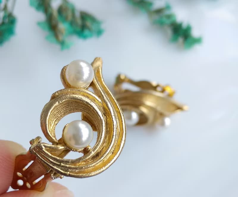 Vintage Jewelry 西洋古董飾品 LISNER 對稱 仿珠捲葉 夾式耳環