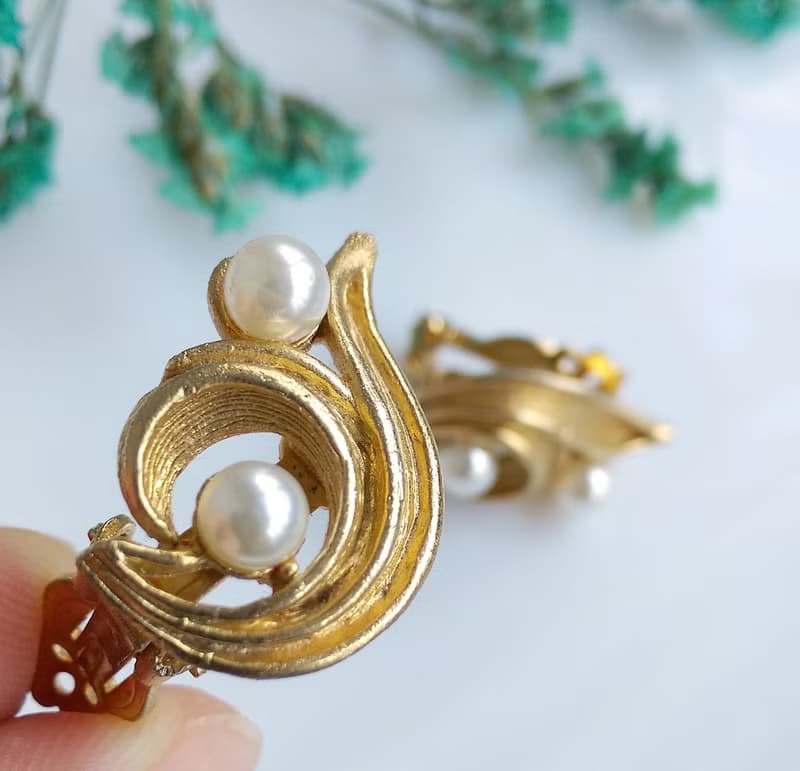 Vintage Jewelry 西洋古董飾品 LISNER 對稱 仿珠捲葉 夾式耳環