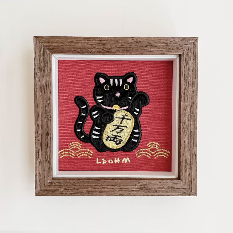 【招財貓】白紋黑貓刺繡畫|實木|招財納福 財源廣進