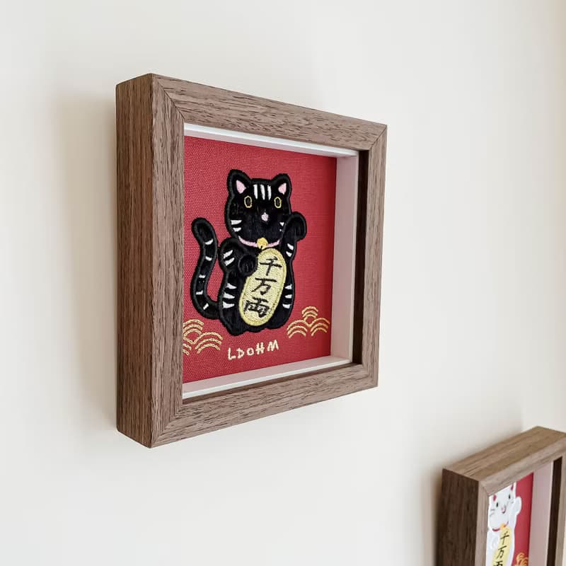 【招財貓】白紋黑貓刺繡畫|實木|招財納福 財源廣進