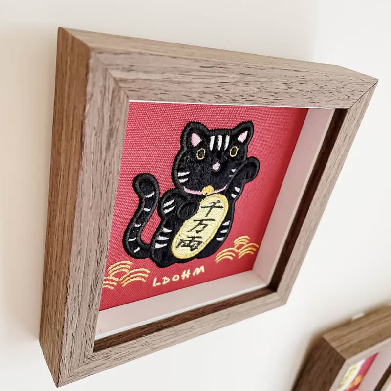 【招財貓】白紋黑貓刺繡畫|實木|招財納福 財源廣進