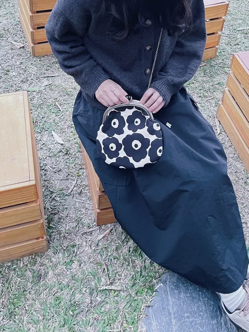 |黑色的花| 斜背鏈條 黑色圓珠口金包 斜背包