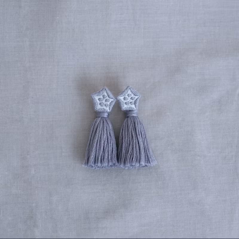 秋葵流蘇・手工刺繡耳環 - 芋灰