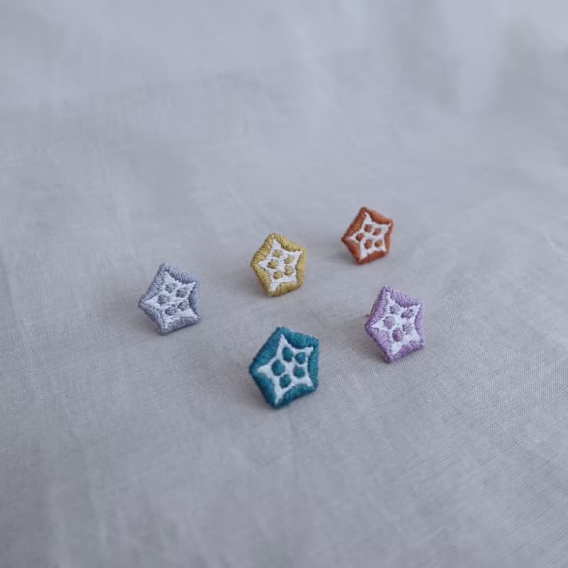 秋葵流蘇・手工刺繡耳環 - 芋灰