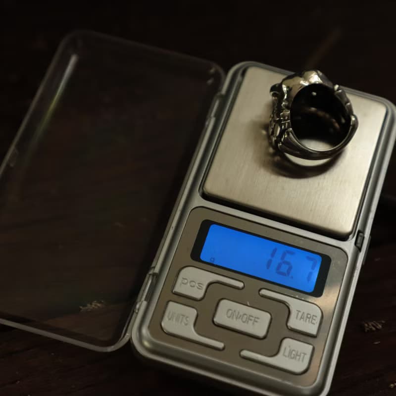 男士手指骨骷髅戒指由 925 纯银制成 机车风格