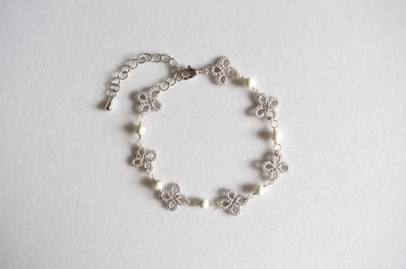 タティングレースの小花とハウライトのブレスレット