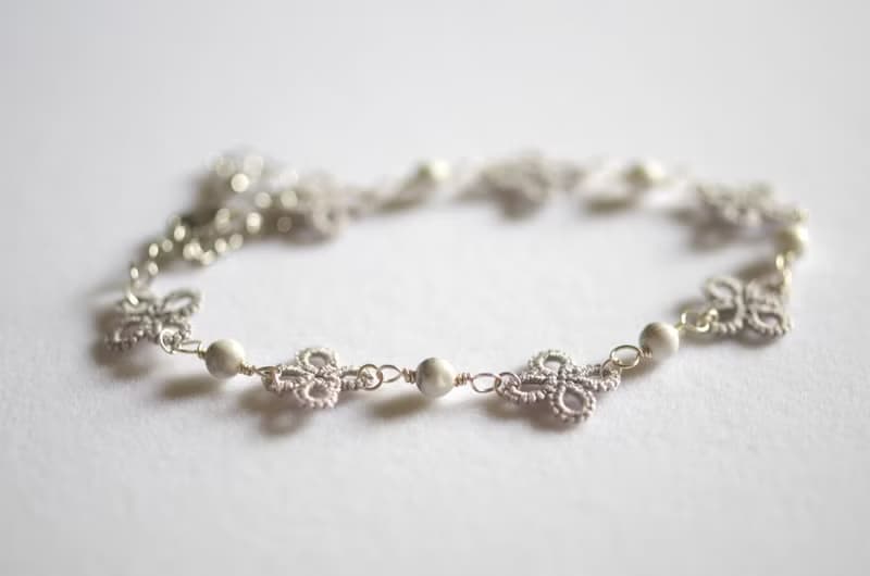 タティングレースの小花とハウライトのブレスレット