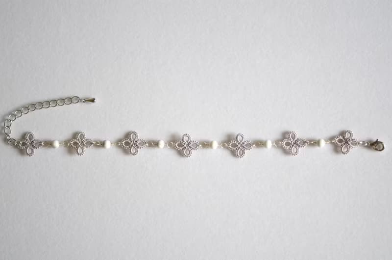 タティングレースの小花とハウライトのブレスレット