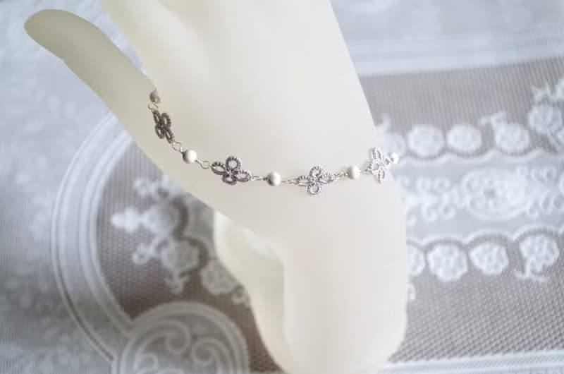 タティングレースの小花とハウライトのブレスレット