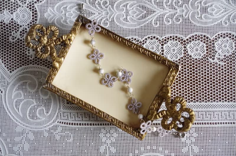 タティングレースの小花とハウライトのブレスレット