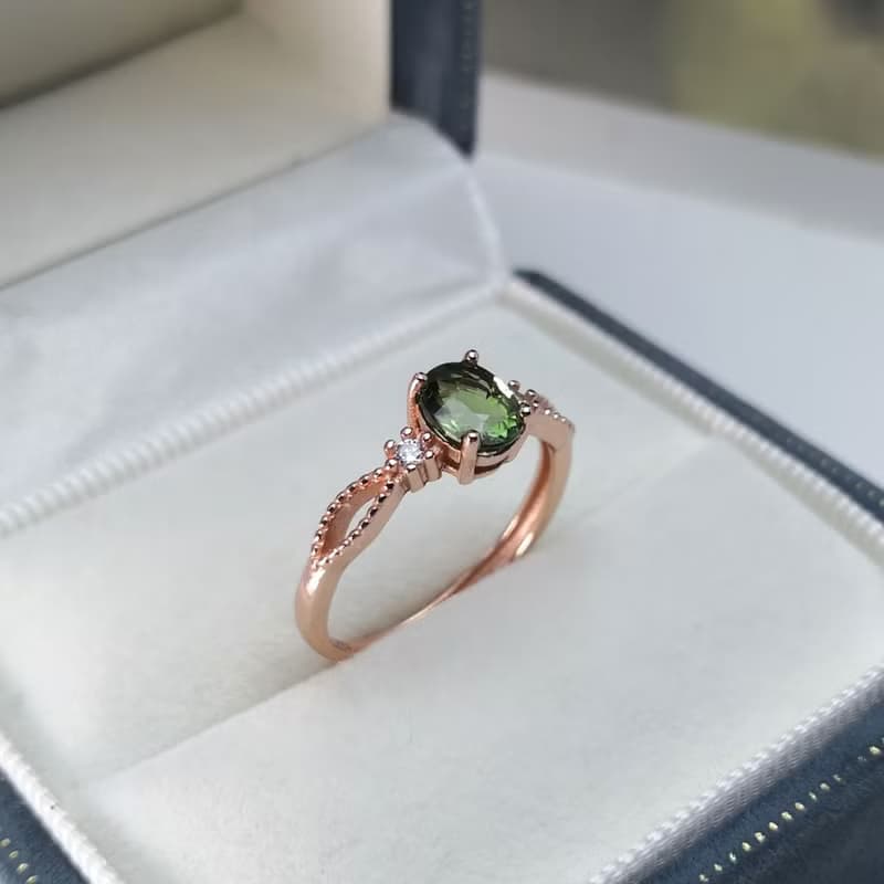翠綠色碧璽 晶體透徹 切工完美 自然松林的光澤 玫瑰金色 純銀戒
