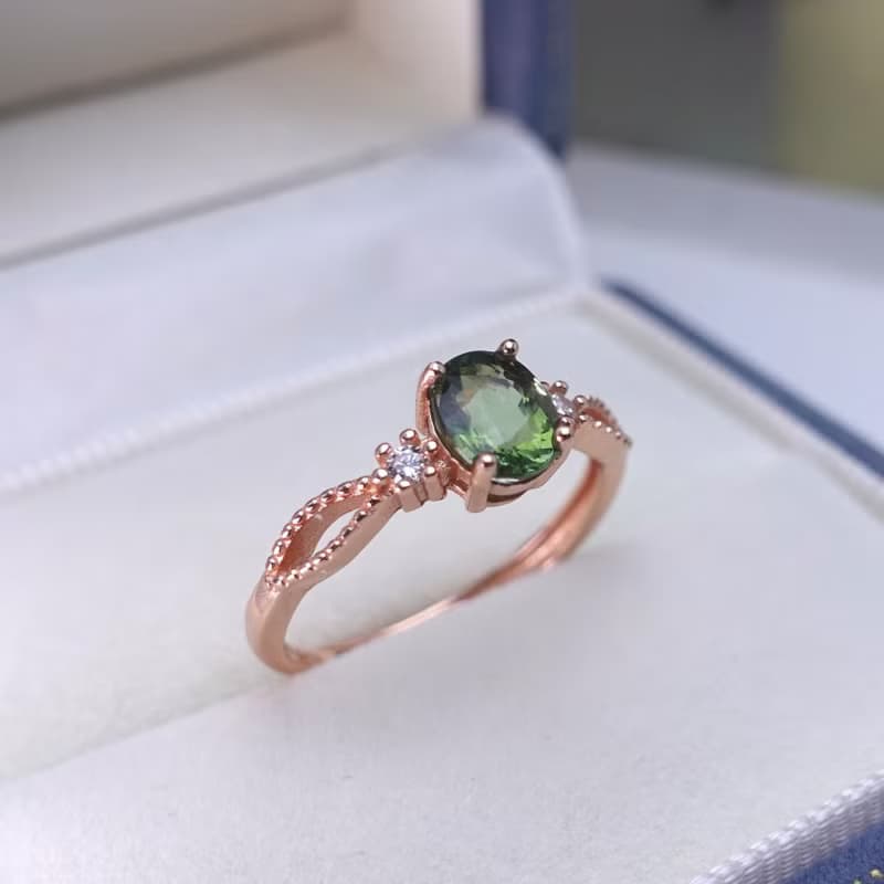 翠綠色碧璽 晶體透徹 切工完美 自然松林的光澤 玫瑰金色 純銀戒