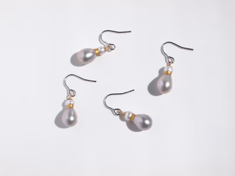 日本製　香水瓶のような金継ぎパールのイヤリング 　小さなドロップパールの揺れるイヤリング