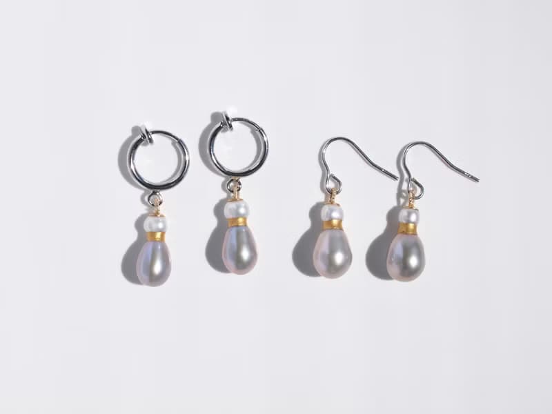 日本製　香水瓶のような金継ぎパールのイヤリング 　小さなドロップパールの揺れるイヤリング