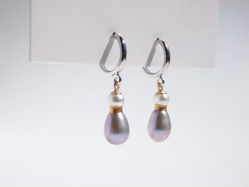 日本製　香水瓶のような金継ぎパールのイヤリング 　小さなドロップパールの揺れるイヤリング