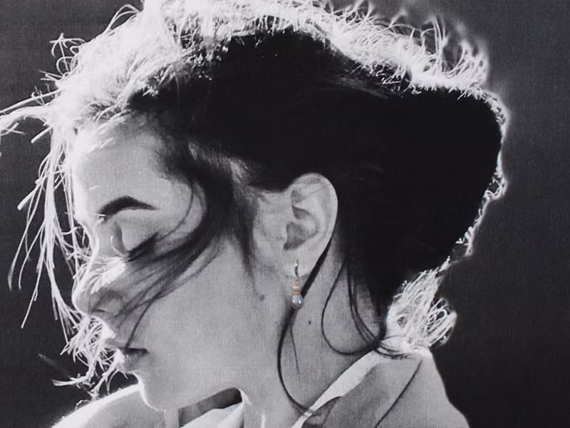 日本製　香水瓶のような金継ぎパールのイヤリング 　小さなドロップパールの揺れるイヤリング