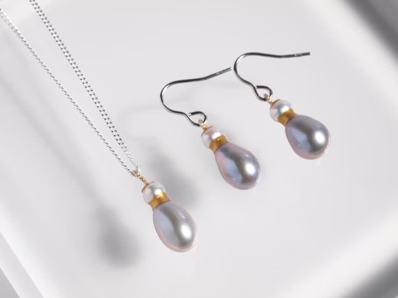 日本製　香水瓶のような金継ぎパールのイヤリング 　小さなドロップパールの揺れるイヤリング