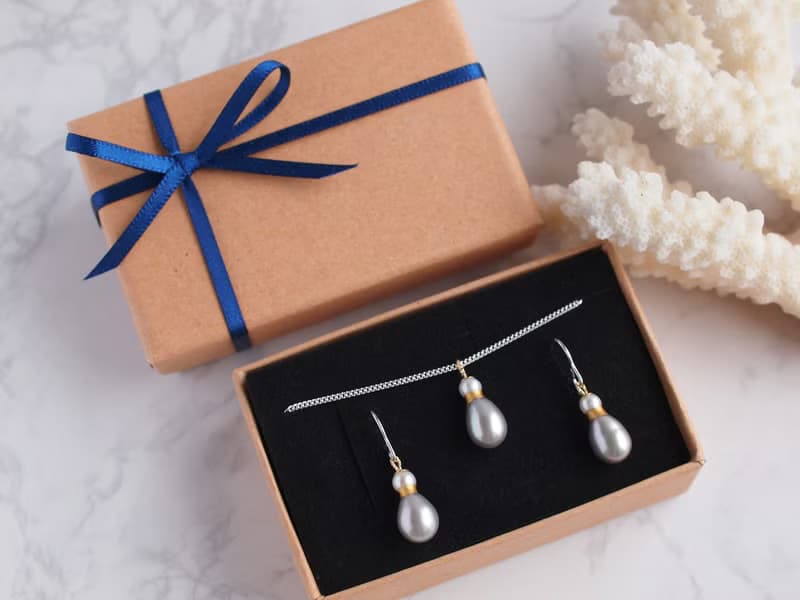 日本製　香水瓶のような金継ぎパールのイヤリング 　小さなドロップパールの揺れるイヤリング