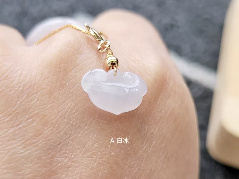 【親翠】天然翡翠 冰多色精緻手工雕種水極美如意頭鎖骨鏈