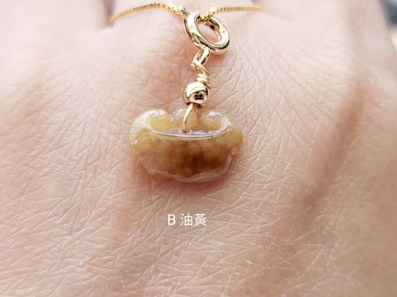 【親翠】天然翡翠 冰多色精緻手工雕種水極美如意頭鎖骨鏈