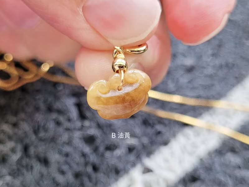 【親翠】天然翡翠 冰多色精緻手工雕種水極美如意頭鎖骨鏈