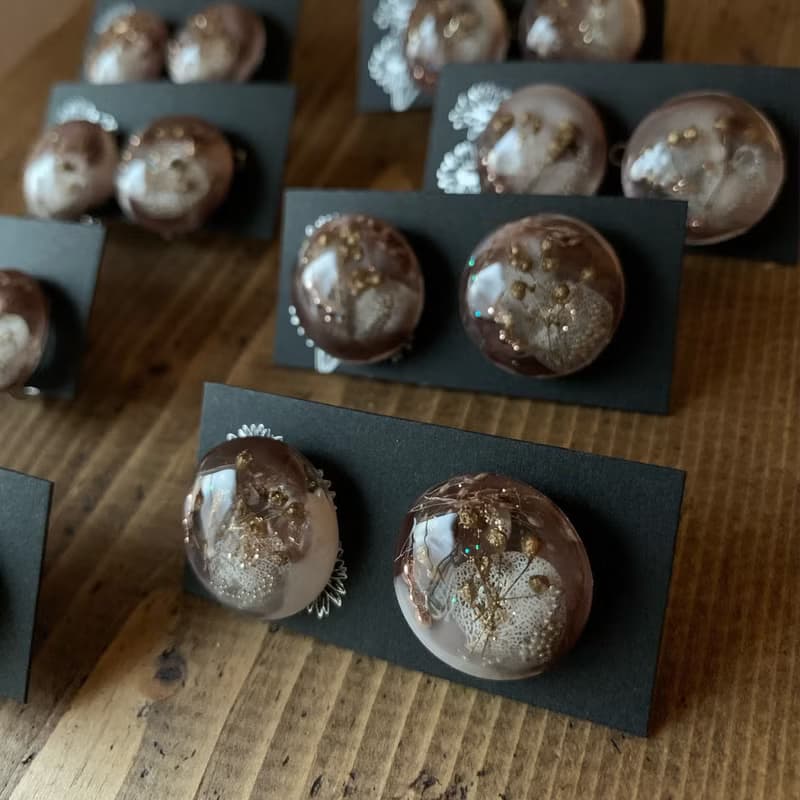チョコレートカラーとボタニカルフラワー・スタッドピアス