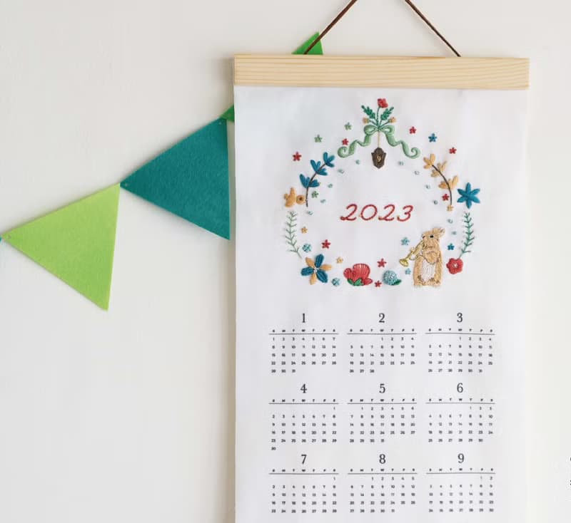 9點以後 | 完成品. 2023花園兔年曆. 純手工 刺繡 掛曆 紙盒包裝