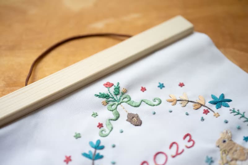 9點以後 | 完成品. 2023花園兔年曆. 純手工 刺繡 掛曆 紙盒包裝