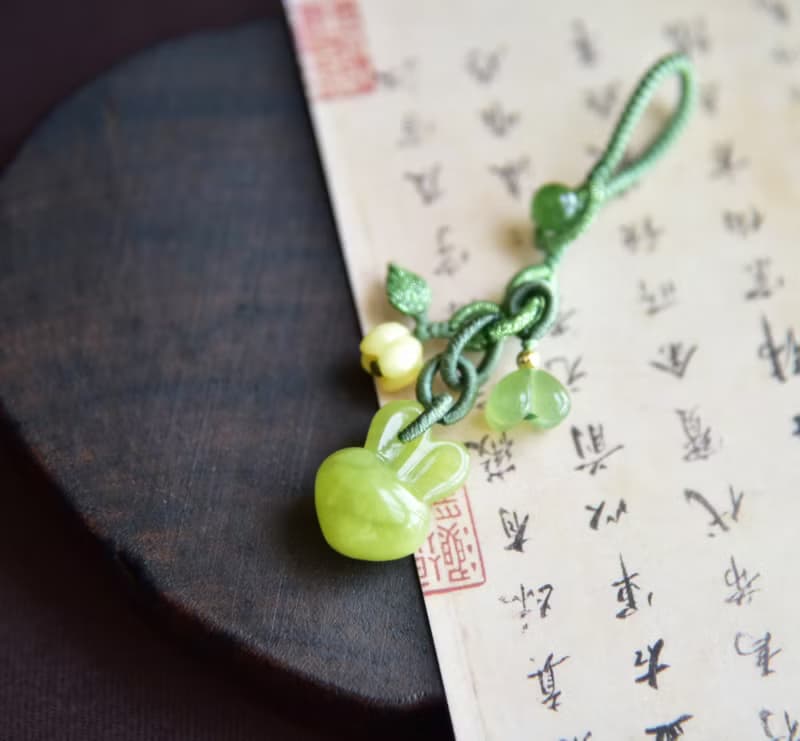 【醉中秋】天然原礦岫玉愛心兔蜜蠟桂花包掛壓襟吊墜