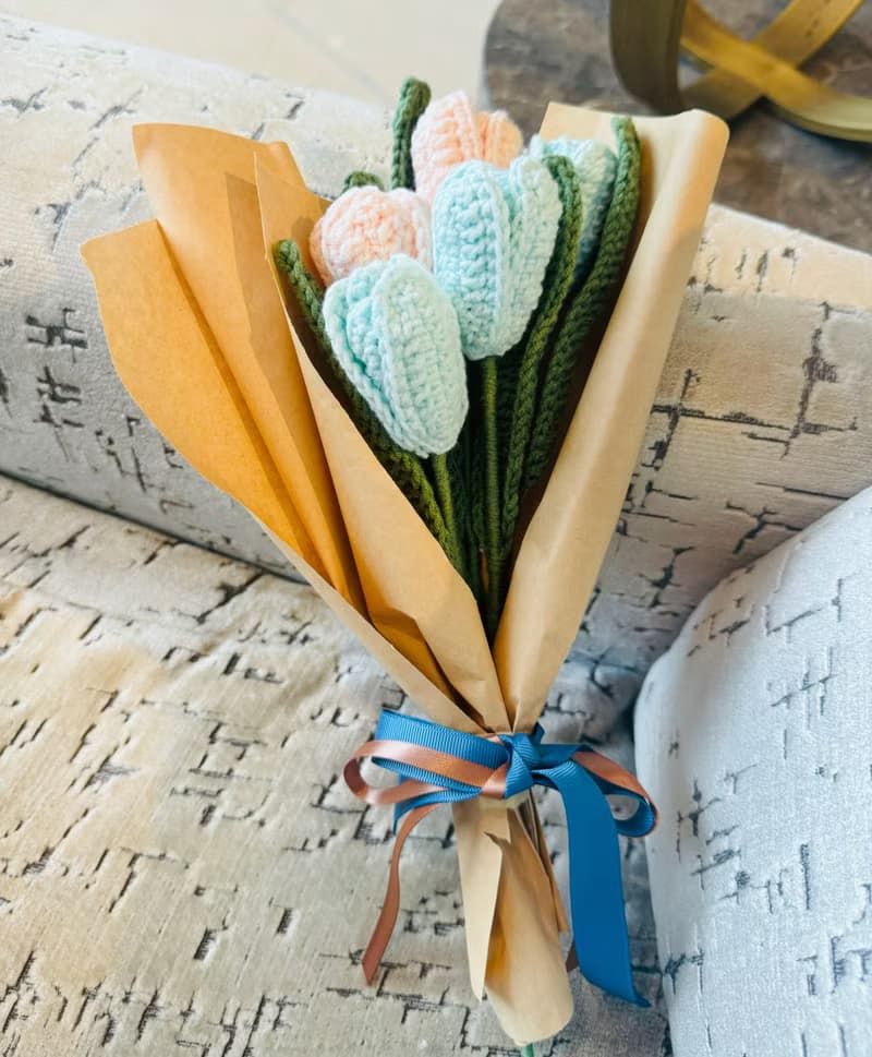 淡雅鬱金香鉤織花束