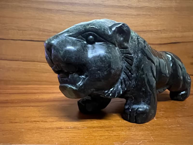 勇猛-黑色和田墨玉老虎帶頂頭金皮動物擺件/力量/工作/招財/咬錢