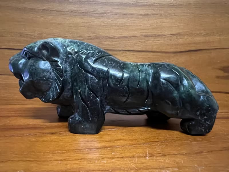 勇猛-黑色和田墨玉老虎帶頂頭金皮動物擺件/力量/工作/招財/咬錢