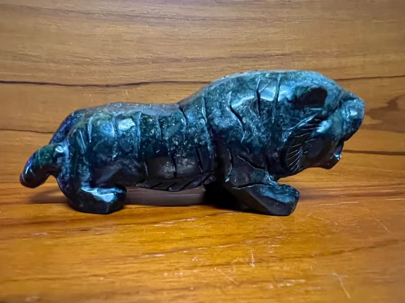勇猛-黑色和田墨玉老虎帶頂頭金皮動物擺件/力量/工作/招財/咬錢